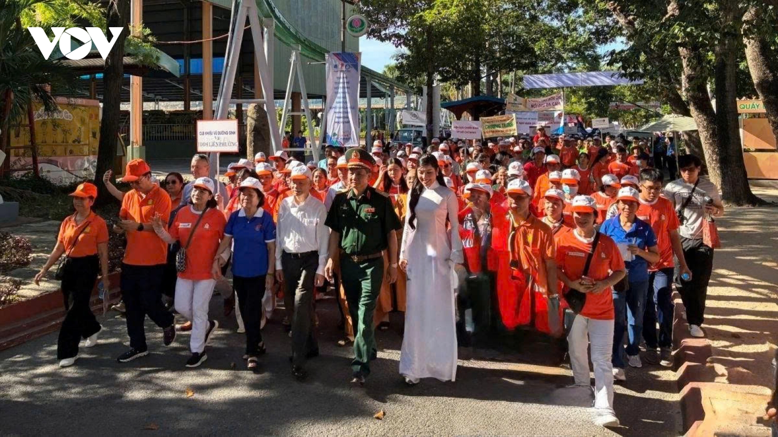 Over 5,000 people join HCM City walk for Agent Orange/dioxin victims